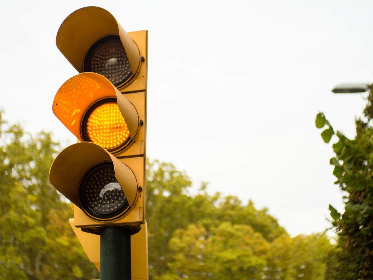 Yellow light traffic rule: Pause