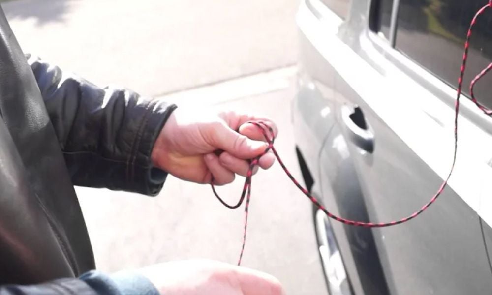 how to unlock car with shoelace