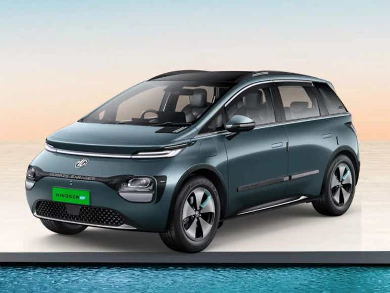 2024 mg windsor ev blue front three quarters view design green