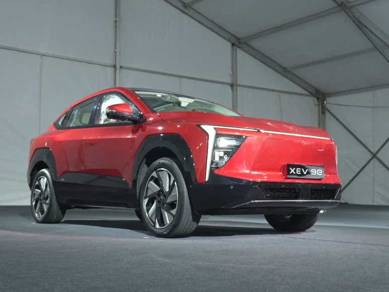 2025 mahindra xev 9e colour options tango red