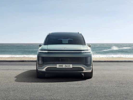2025 Hyundai Ioniq 9 front profile