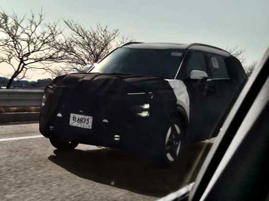 Kia Carens facelift spotted ahead of launch