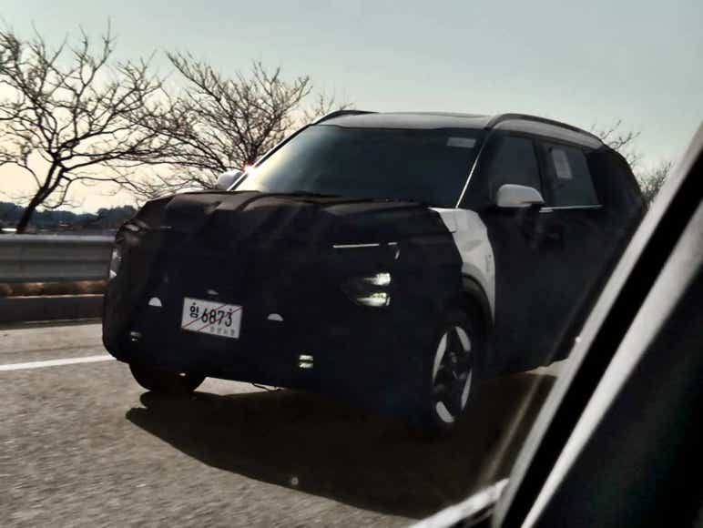 Kia Carens facelift spotted ahead of launch