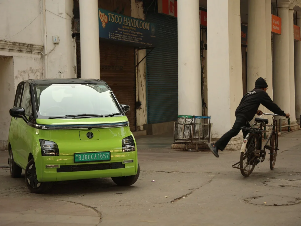 2025 mg comet ev city transportation means commuter connaught place pictures delhi review car photography aryan