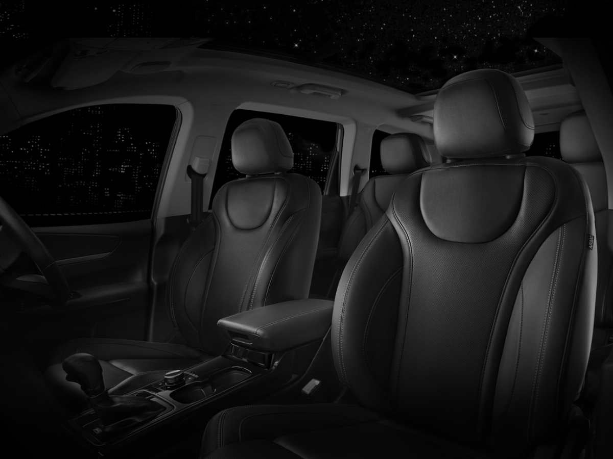 Mahindra XUV700 Ebony Edition seats interior