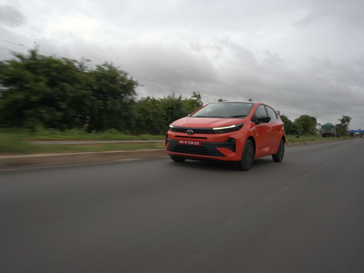 tata altroz first gen facelift driving shot bengaluru aryan