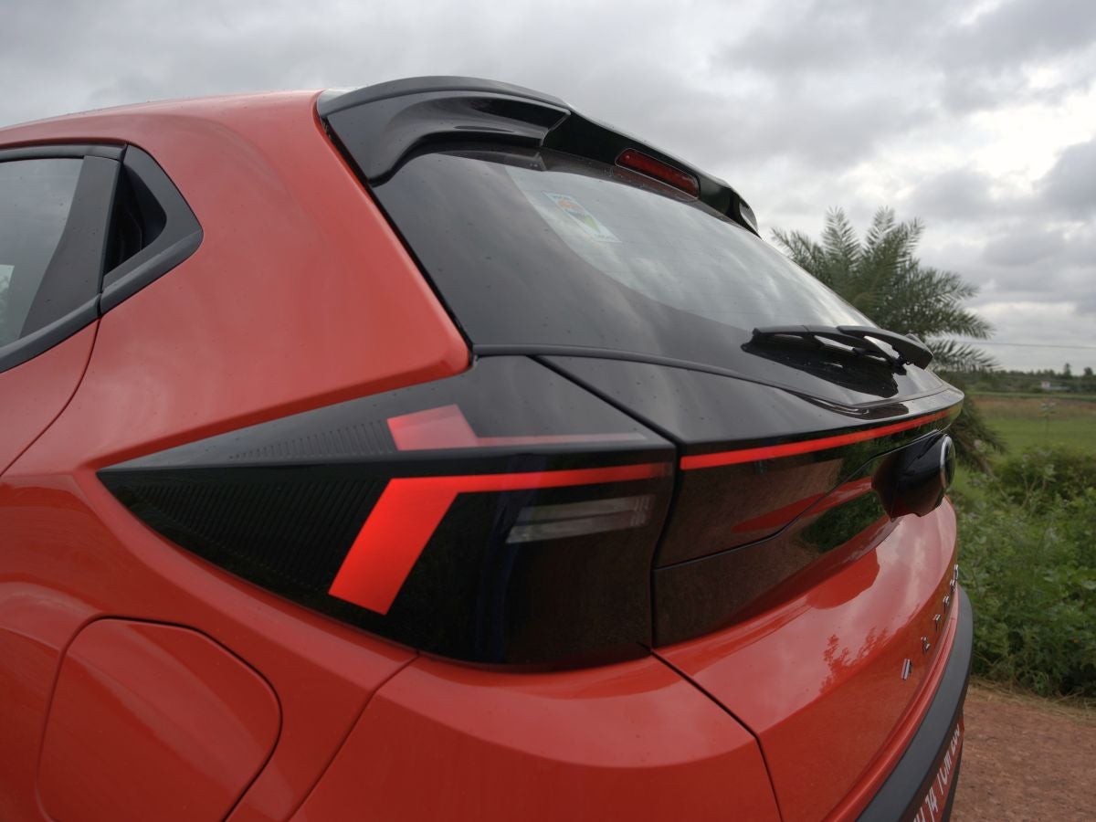 tata altroz first generation facelift rear tail lights design led rear wiper aryan