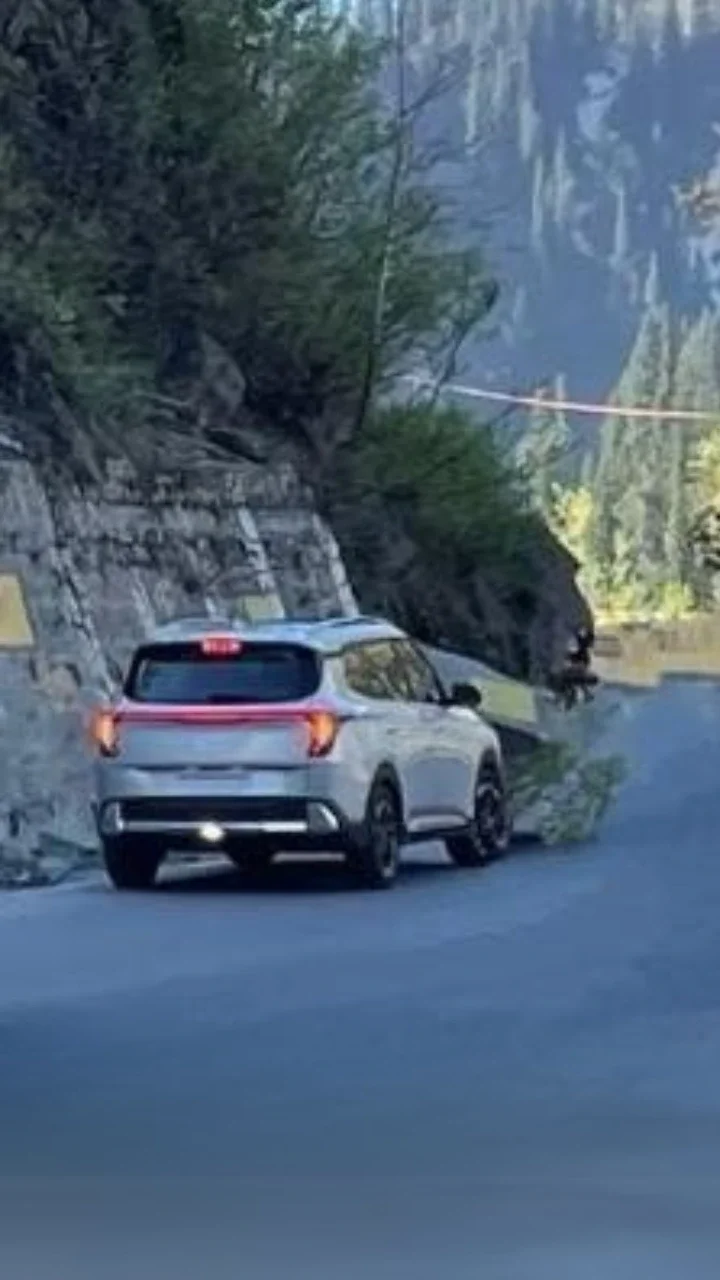 2025 Kia Carens spotted undisguised again