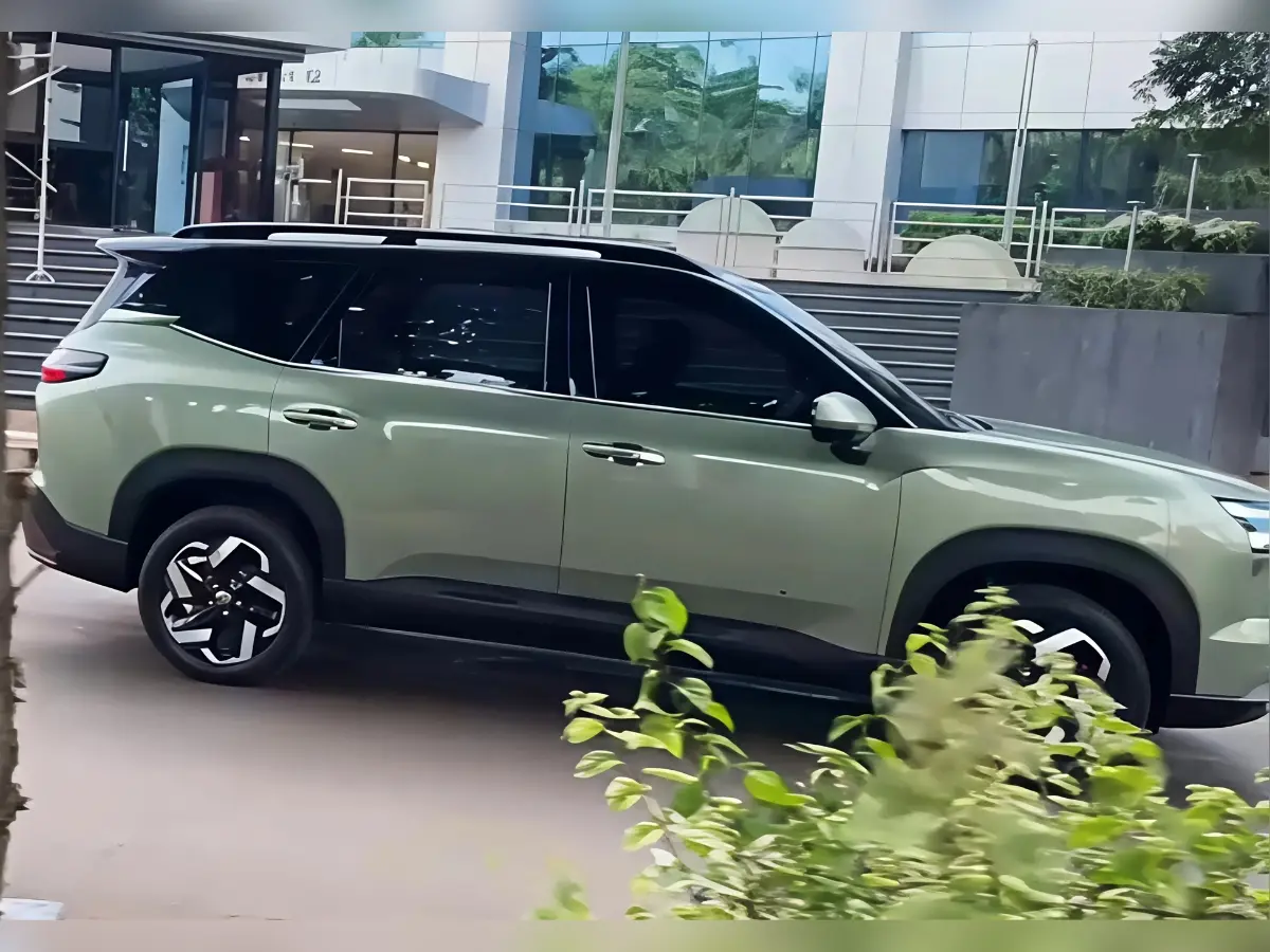MG Hector Tomahawk EV caught fully undisguised