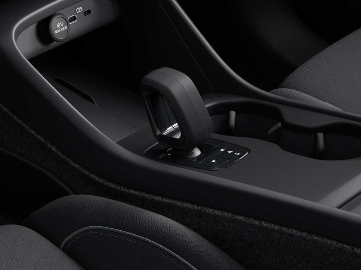 Gear shifter and console of a Volvo EC40