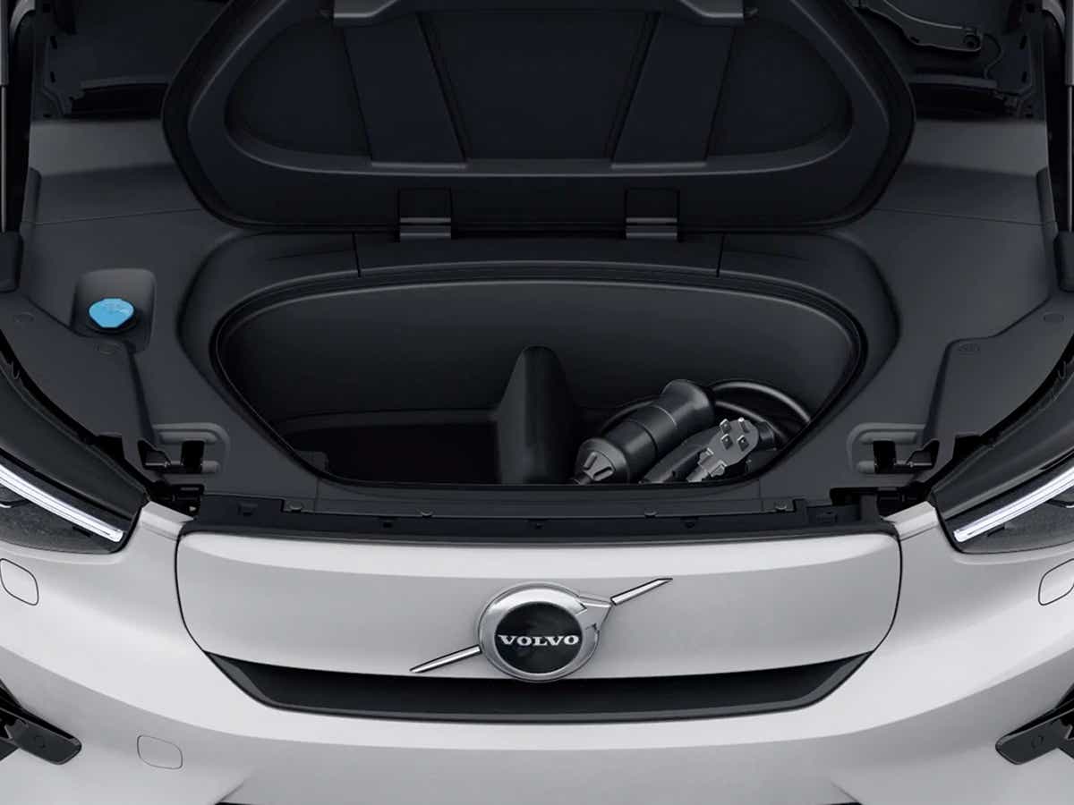 front trunk (frunk) storage of a Volvo EC40