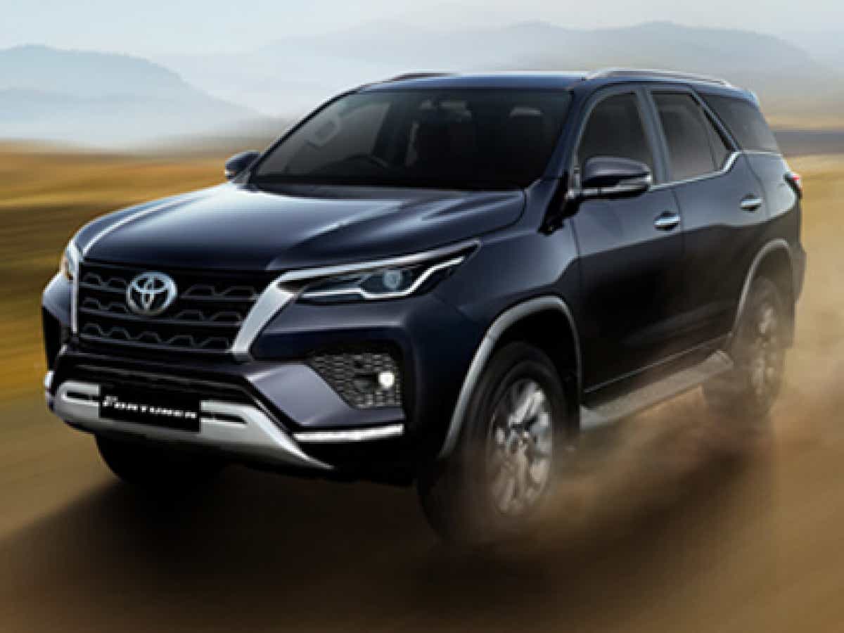 front three-quarter view of a Toyota Fortuner facelift