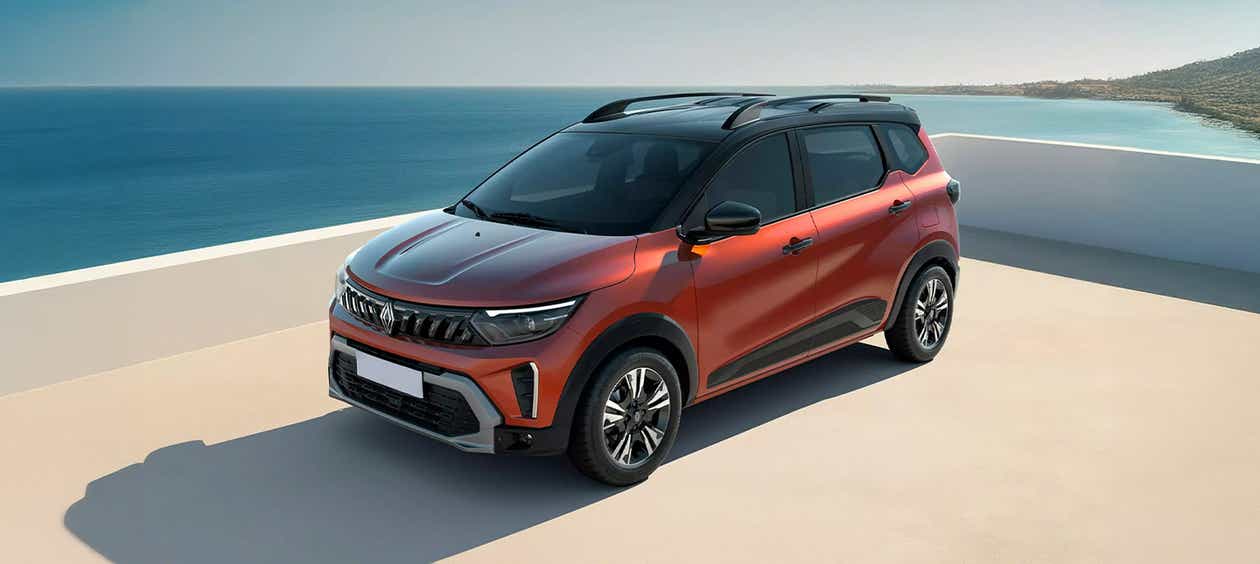 front three-quarter of a Amber Terracotta with Mystery Black Renault Triber