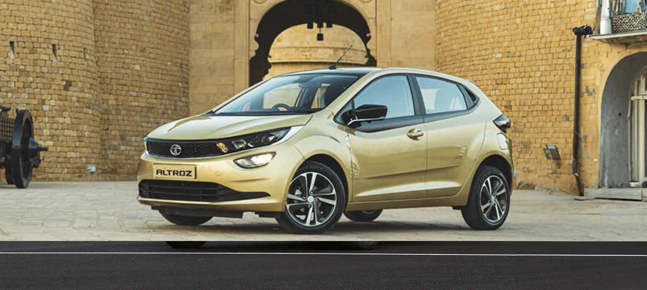front three-quarter of a High Street Gold Tata Altroz 2020-2024