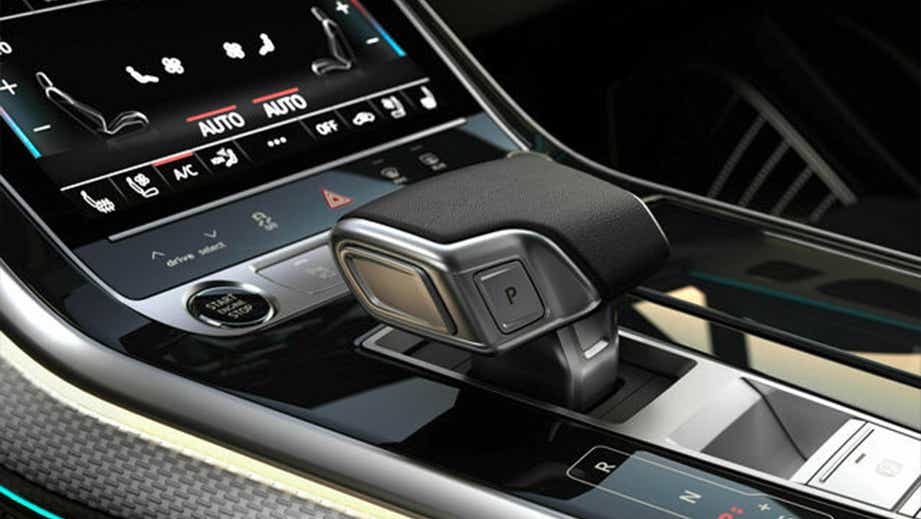 gear selector and center console of an Audi Q7