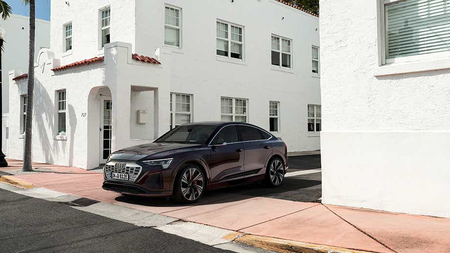 front three-quarter view of a Audi Q8 Sportback e-tron