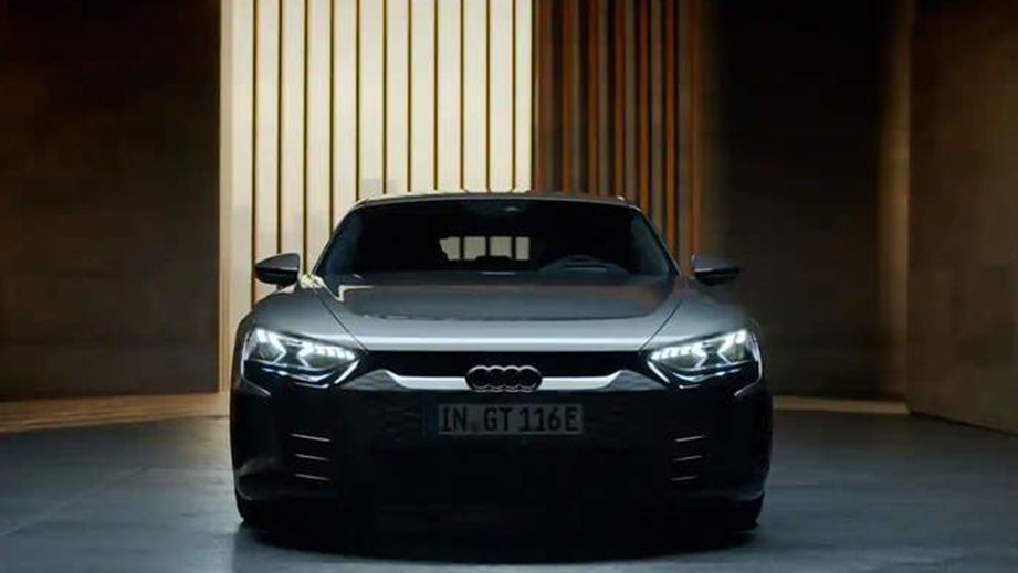 Front view of a Mythos Black Metallic Audi RS e-tron GT