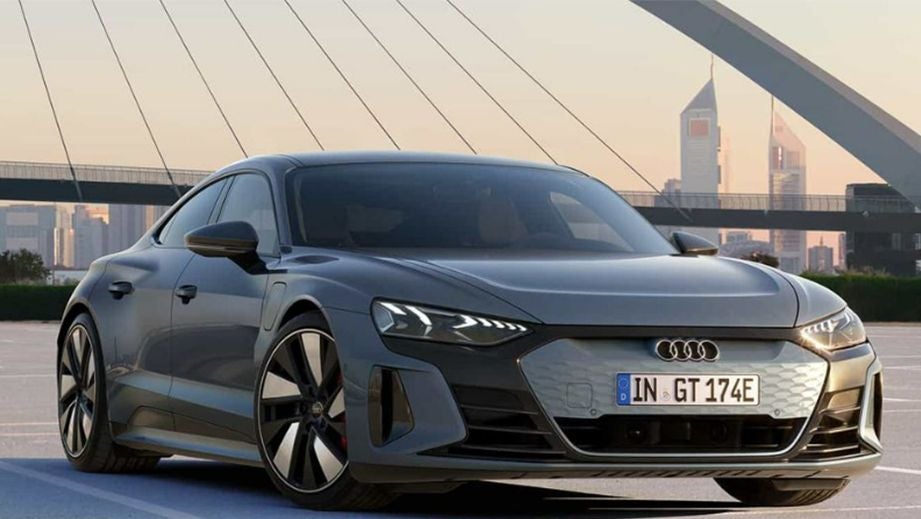 front three-quarter view of a Audi e-tron GT