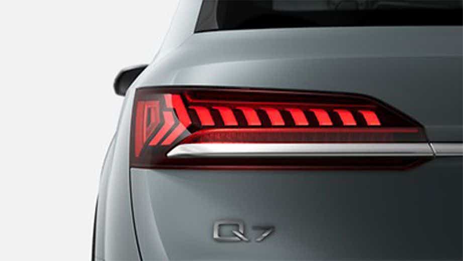 rear taillight and badge of an Audi Q7 2022-2023