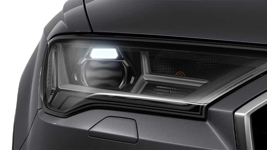 Headlight close-up of a Audi Q7 2022-2023