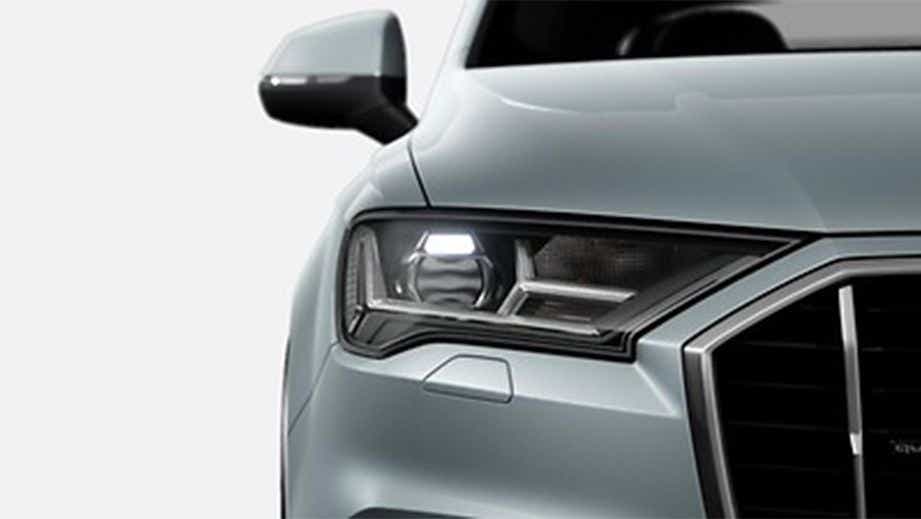 Headlight close-up of a Audi Q7 2022-2023