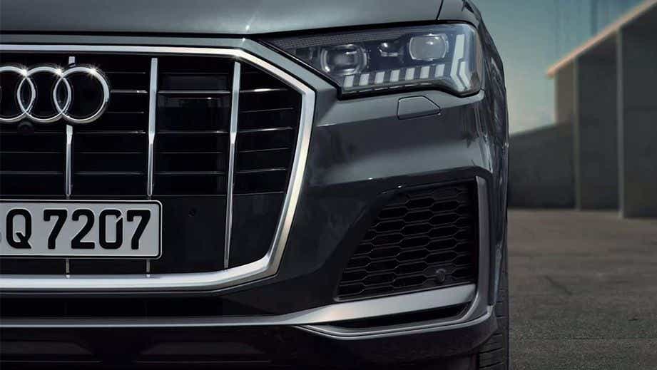 front grille and headlight of a Audi Q7 2022-2023