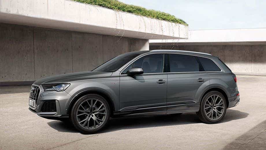 side view of an Audi Q7 2022-2023