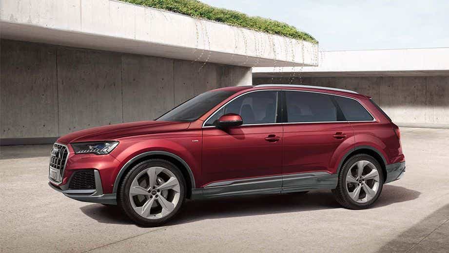 side view of an Audi Q7 2022-2023