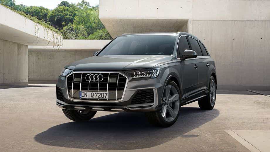 front three-quarter view of an Audi Q7 2022-2023