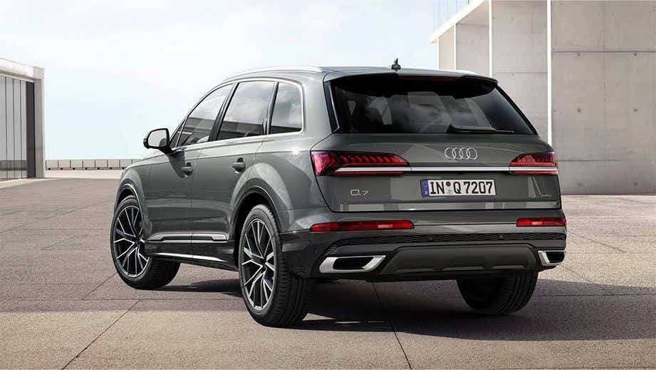 rear three-quarter view of an Audi Q7 2022-2023
