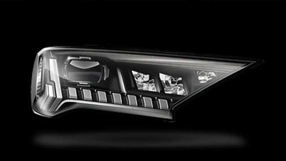 headlight close-up of an Audi Q7 2022-2023