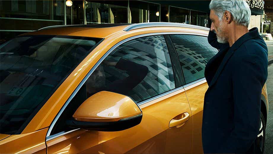 Front side view of a Audi Q8 2020-2023