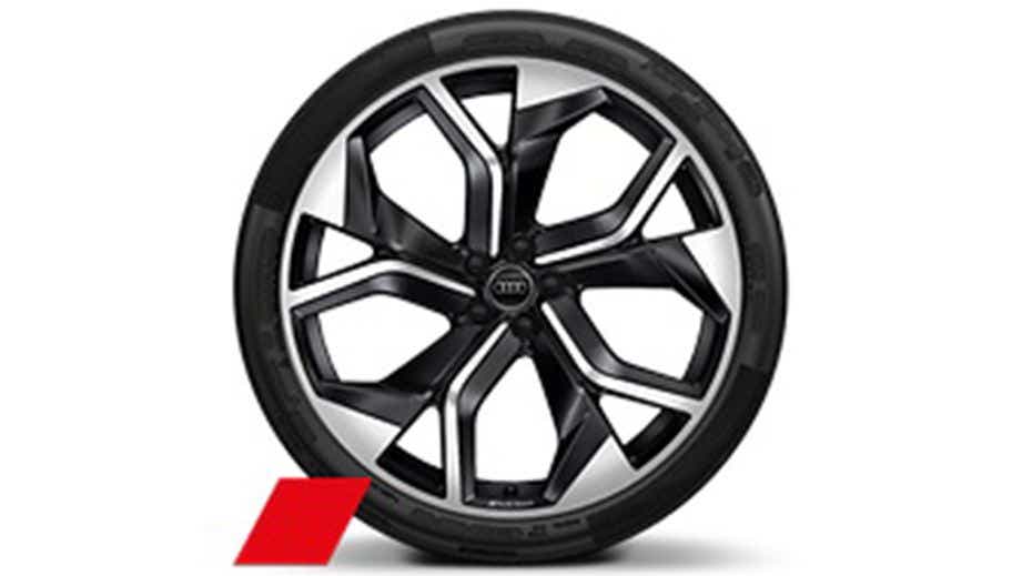 Wheel close-up of an Audi RS Q8