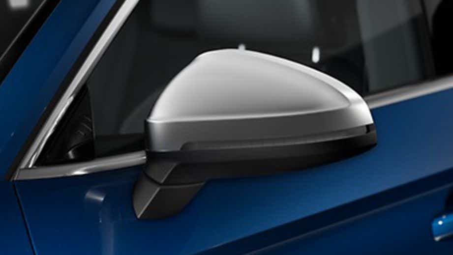 Side mirror close-up of an Audi RS Q8