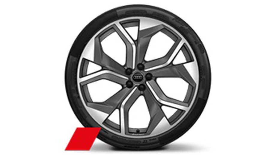 Wheel close-up of an Audi RS Q8