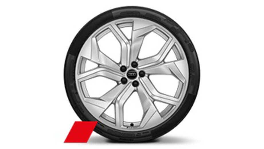 Close-up of a wheel rim of an Audi RS Q8