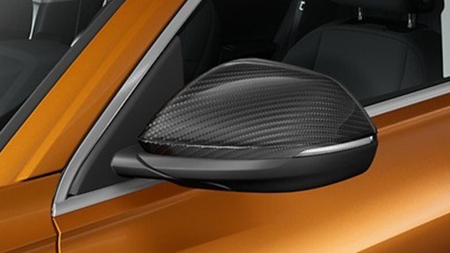 Side mirror close-up of a Audi RS Q8