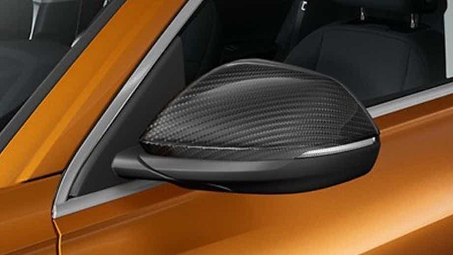 Side mirror close-up of a Audi RS Q8