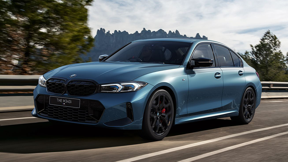 front three-quarter of a Arctic Race Blue Metallic BMW 3 Series