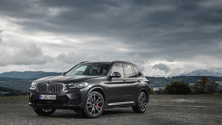 Front three-quarter view of a Sophisto Grey Brilliant Effect BMW X3 2023-2024
