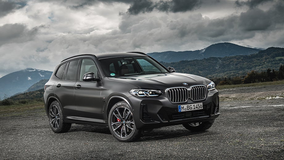 front three-quarter view of a Sophisto Grey Brilliant Effect BMW X3 2023-2024