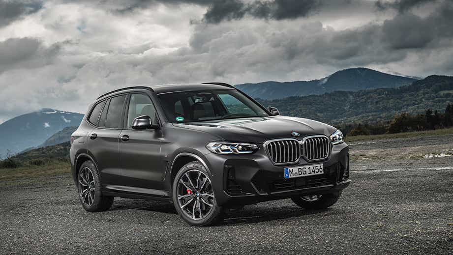 front three-quarter view of a Sophisto Grey Brilliant Effect BMW X3 2023-2024
