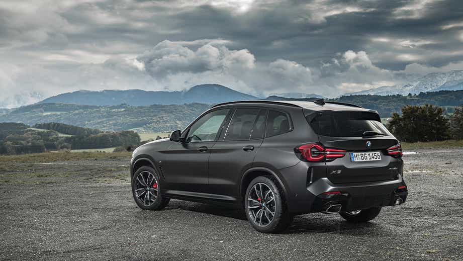 rear three-quarter view of a BMW X3 2023-2024