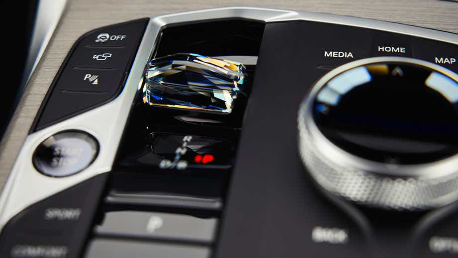 Gear selector and control panel of a Black Sapphire BMW i4