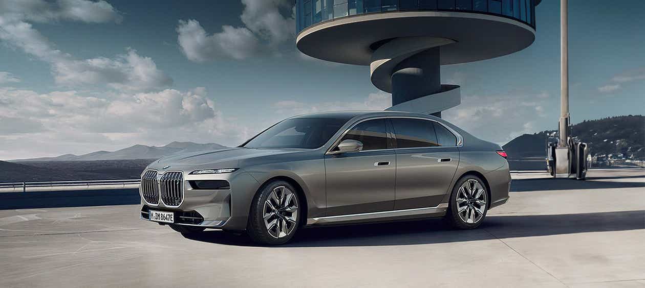 front three-quarter view of a BMW i7