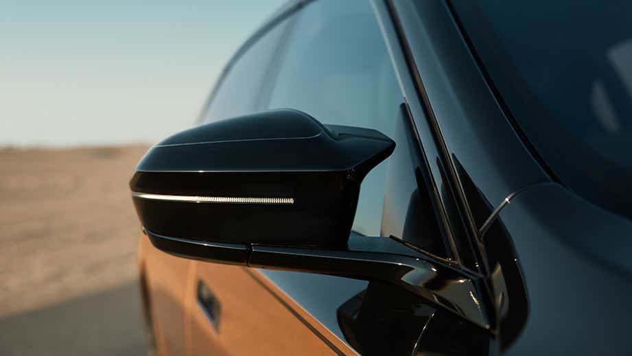 Side mirror close-up of a BMW i7