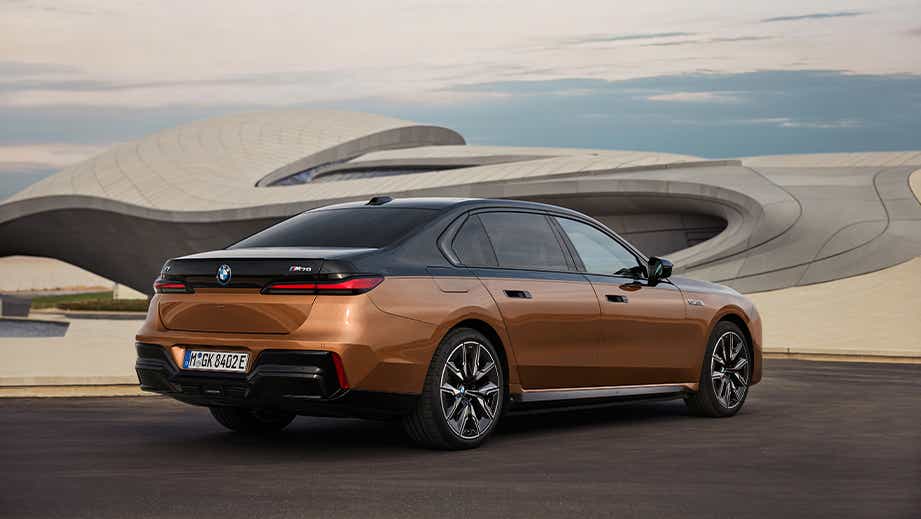 rear three-quarter of a BMW i7