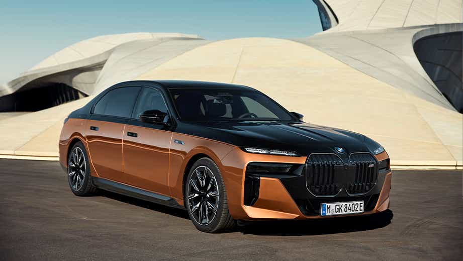 Front three-quarter view of a BMW i7