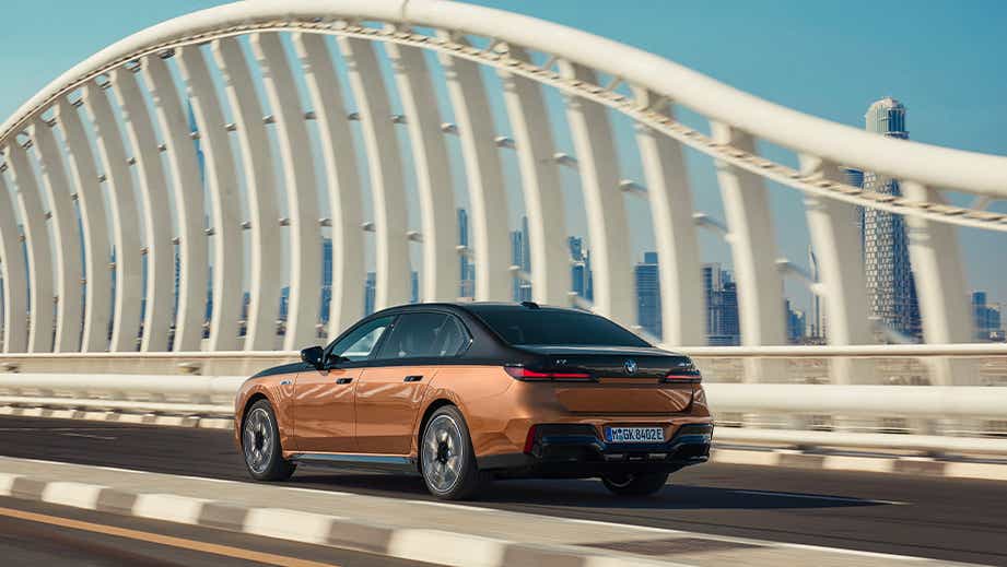 rear three-quarter of a BMW i7