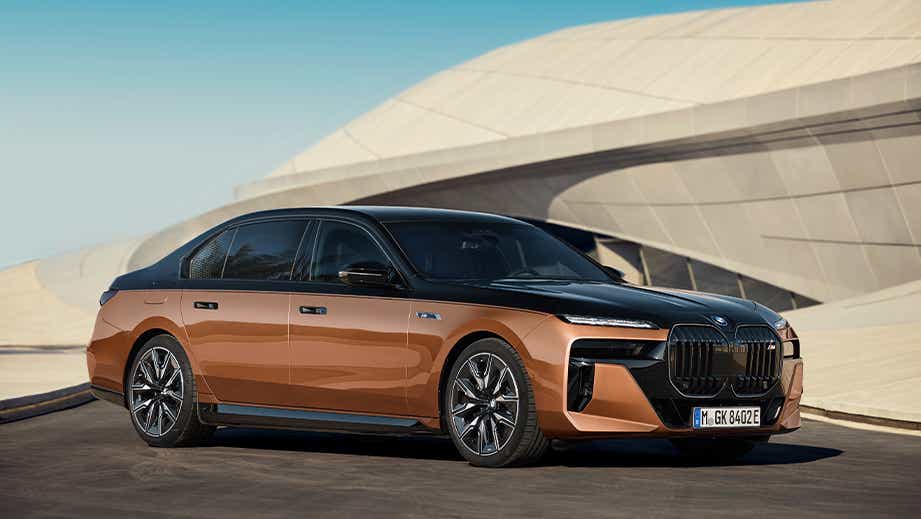 front three-quarter view of a BMW i7